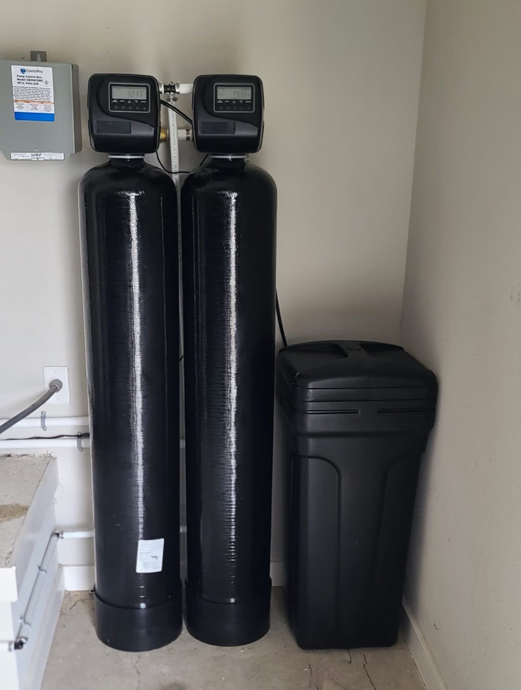 Dual-tank system with two control valves and a brine tank 2